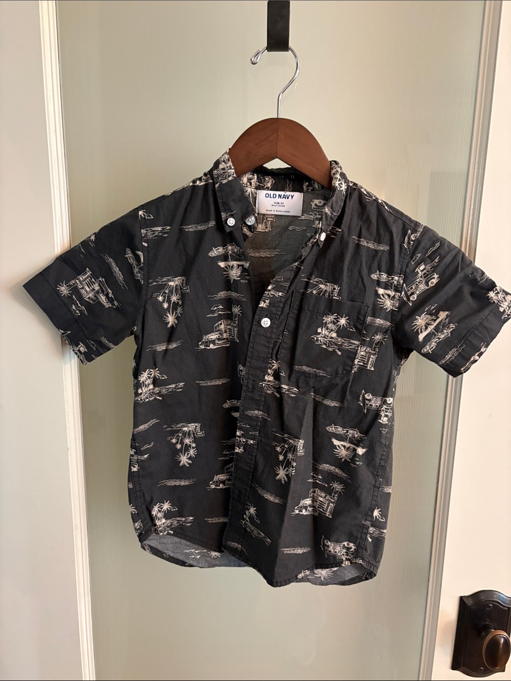 Old Navy Black Short-Sleeve Button-Down Shirt with White Tropical Print